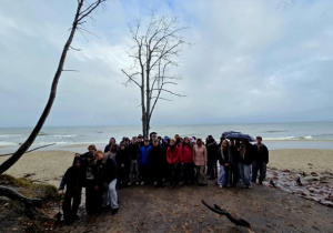 Grupa uczniów nad brzegiem morza