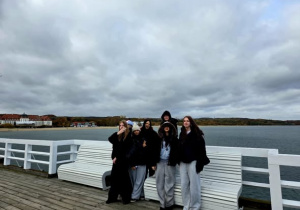 Grupka dziewcząt na Molo w Sopocie