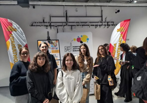 Uczennice na tle napisu Nibylandia