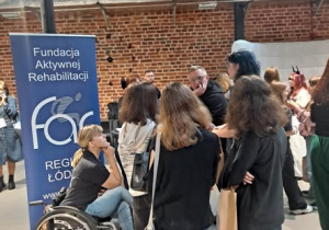 Fundacja Aktywnej Rehabilitacji i pani na wózku inwalidzkim wśród młodzieży