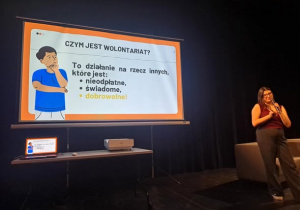 Kobieta na tle swojej prezentacji