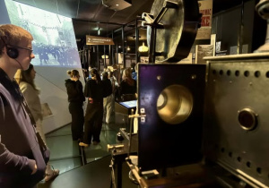 Uczeń w słuchawkach podczas zwiedzania EC1