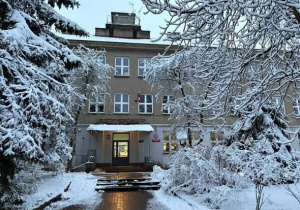 Wejście do szkoły w zimowej odsłonie