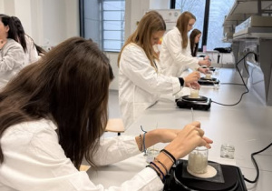 Uczennice podczas tworzenia świec