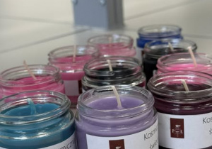 Kolorowe świece w szklanych pojemniczkach