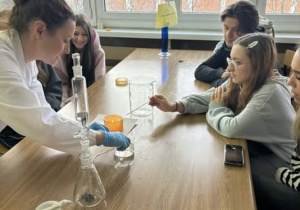 Uczniowie przy stole z probówkami