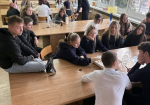 Uczniowie w sali wykładowej