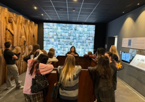 Uczniowie w sali muzealnej