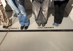 Stopy uczniów przy linii śmierci