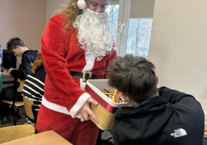 Mikołaj rozdaje prezenty