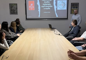 Uczniowie w sali wykładowej