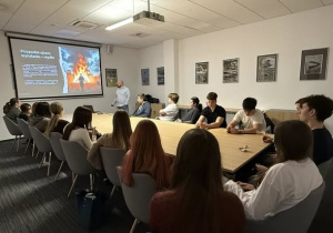 Uczniowie w sali wykładowej przodem do ekranu