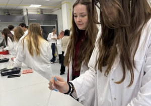 Dwie uczennice podczas rozpuszczania gliceryny