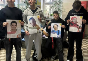 Uczniowie z plakatami osób niesłusznie więzionych