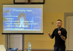 Mężczyzna stojący przy ekranie