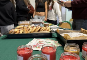 Na pierwszym planie świece wykonane przez uczniów