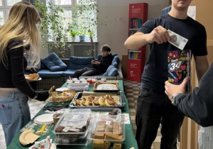 Uczniowie kupujący słodkości