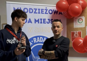 Uczeń rozmawia z posłem M. Józefaciukiem