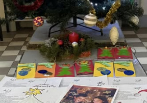 Zdjęcia listów na tle choinki