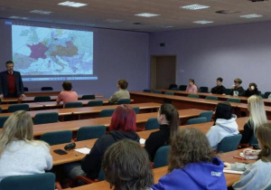 Uczniowie w sali wykładowej