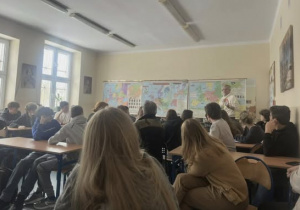 Uczniowie w sali wykładowej