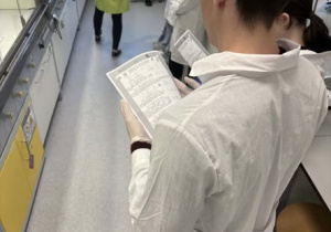 Uczeń w białym fartuchu