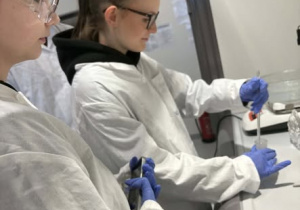 Dwie uczennice z probówkami