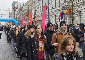 Uczniowie w korowodzie