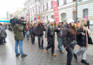 Uczniowie podczas tańva na ulicy