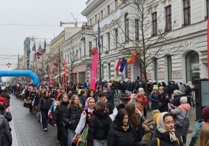 Olbrzymi korowód uczniów