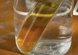 szklany pojemnik z woskiem