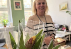 Pani Dyrektor z tulipanem