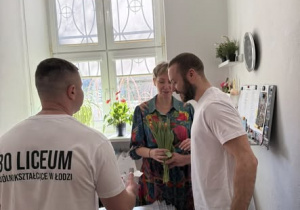 Wręczenie tulipanów Pani Wicedyrektor