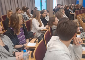 Uczniowie w auli uniwersyteckiej