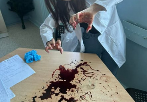 Uczennica z rozmazaną krwią na stole