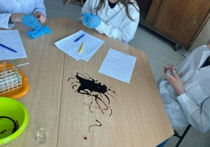 Uczniowie przygotowujący się do badań z krwią