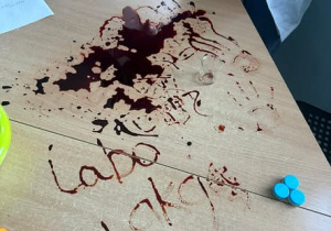 Kraway napis na ławce "Labo akcja w 30"