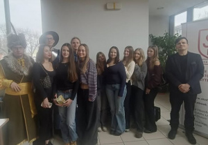 Uśmiechnięte uczennice z nauczycielem