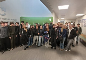Grupa uczniów w holu UŁ