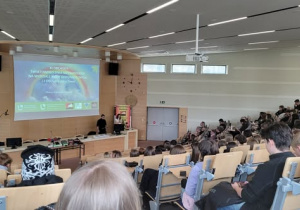 aula uł wypełniona przez uczniów