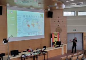 w centralnym miejscu wyświetlona mapa świata