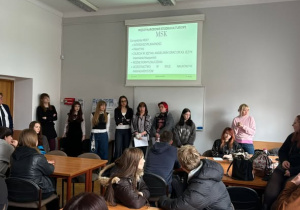 Uczniowie w sali wykładowej