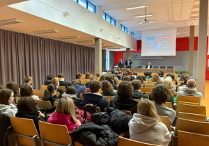 Uczniowie w auli UŁ