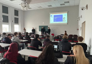 Uczniowie w sali wykładowej podczas prezentacji oferty