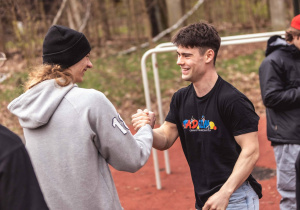 Dwóch chłopców gratulujących sobie