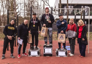 Zawodnicy na podium wraz z organizatorami