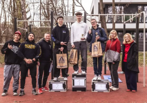 Juniorzy na podium wraz z organizatorami