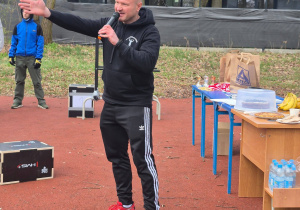 Organizator z mikrofonem