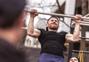 Zawodnik podczas podciągania na drążku