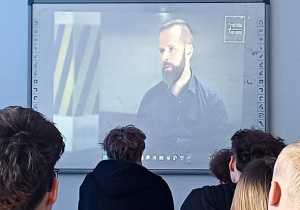 Uczniowie oglądający film